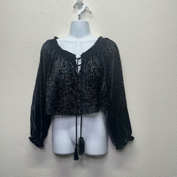 Jones New York Women's M Black Lace Velvet Burnout Cropped Bell Sleeve Top Goth - Picture 1 of 15